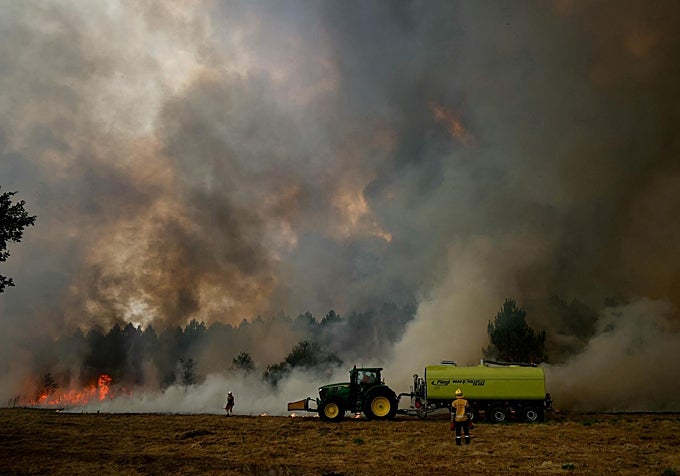 El megaincendio ha creado auténticos muros de fuego y humo en la Gironda.