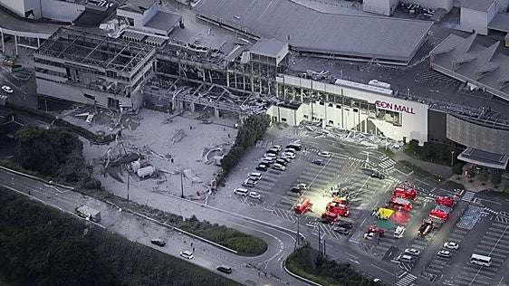 Un fuerte terremoto en Japón  sepulta a decenas de personas en un centro comercial