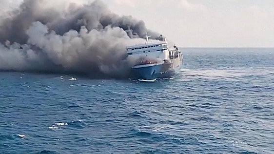 Mueren cinco personas y 41 permanecen desaparecidas en el incendio de un ferry en Indonesia