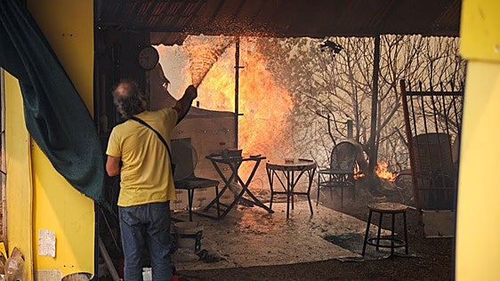 El fuego acecha Atenas en vísperas de una nueva ola de calor