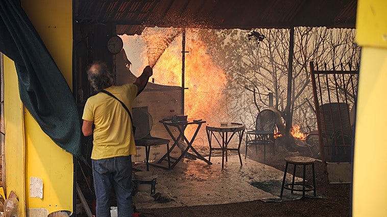 El fuego acecha Atenas en vísperas de una nueva ola de calor