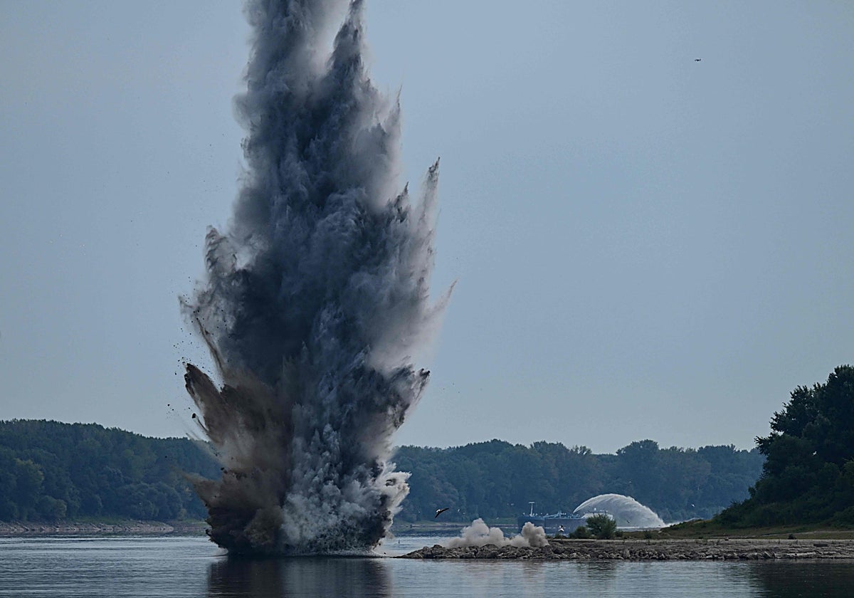 Voladura de una roca para aumentar el cauce del río Danubio, en Rumanía.