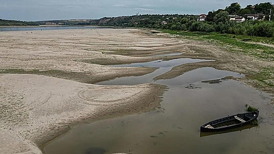 Cientos de barcos varados y turistas afectados por la falta de agua del Danubio