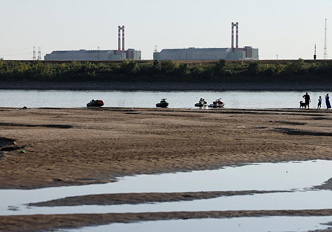 El Danubio baja casi seco a a altura de la central nuclear de Parks, en Hungría,