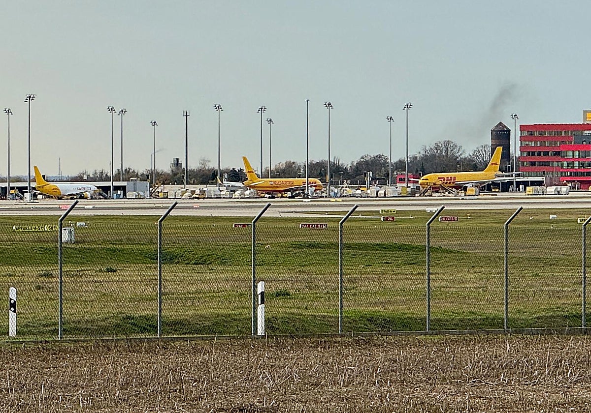 Aviones de carga estacionados en una pista cerca del centro de distribución de DHL en el aeropuerto de Leipzig Halle, Alemania.