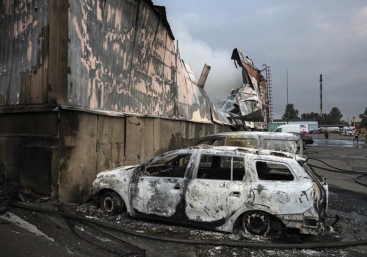 Vehículos incendiados en un ataque con misiles rusos contra un almacén de mercancías en Kiev, Ucrania.