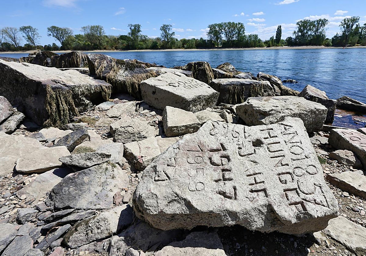 Un hito hidrológico de 1857 es visible en el río Rin debido al bajo nivel del agua consecuencia de la sequía en Alemania.