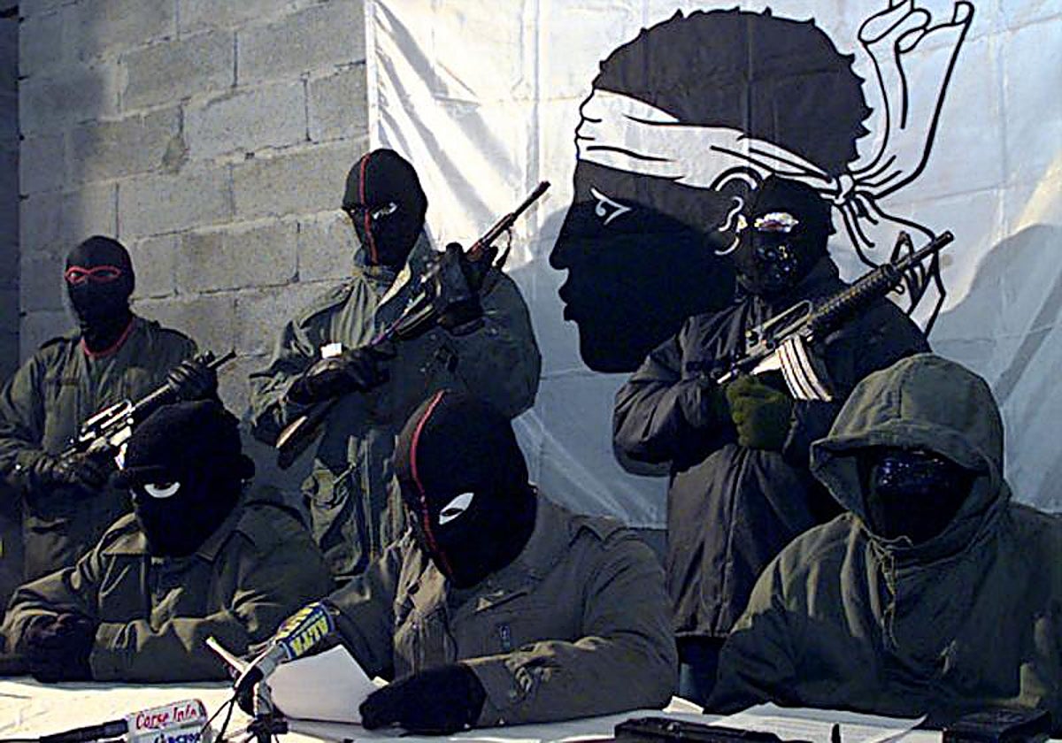 Miembros del FNLC en la rueda de prensa antigua.