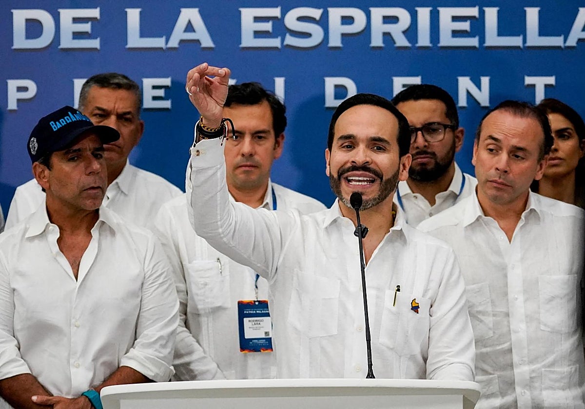 Abelardo de la Espriella toma posesión como presidente de Colombia.