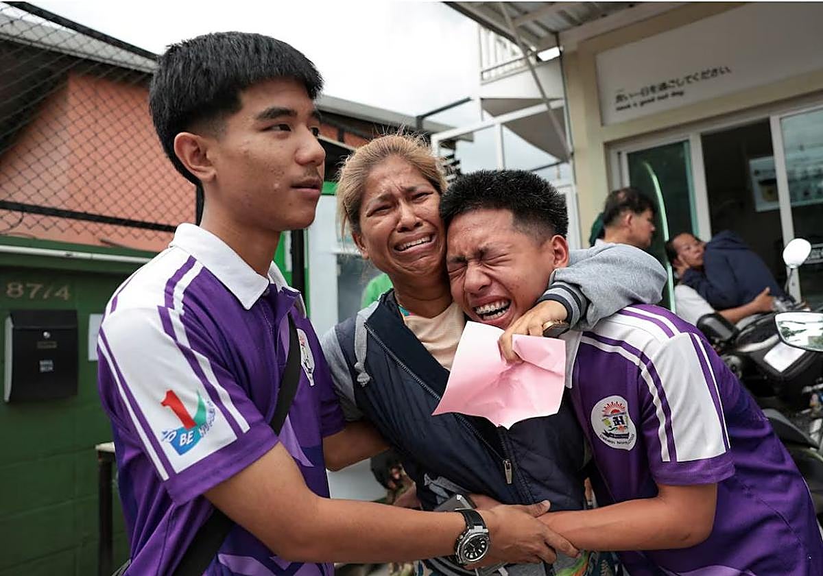 Estudiantes se abrazaban a un familiar tras el tiroteo en una escuela a las afueras de Bangkok