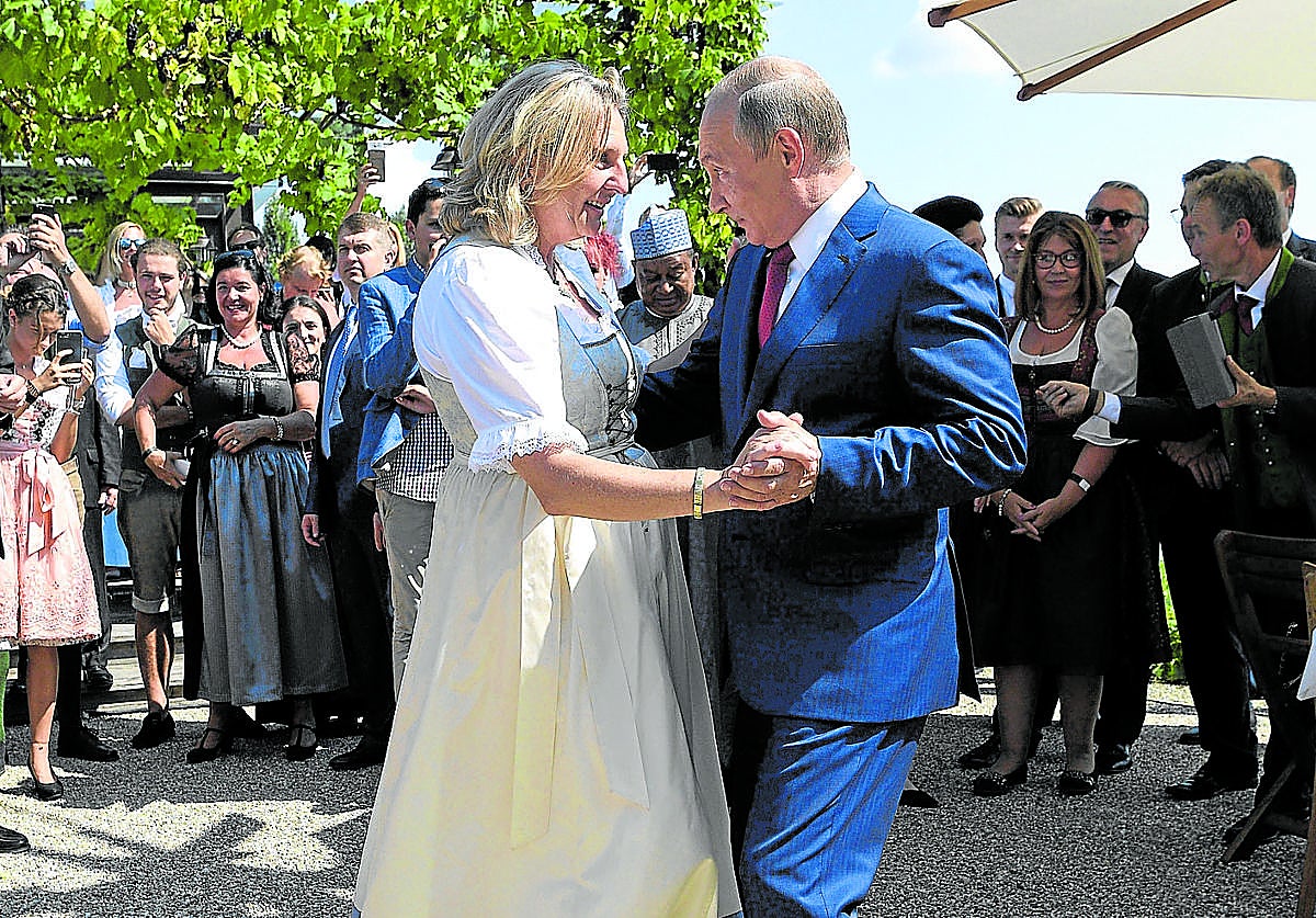Karin Kneissl baila con Vladímir Putin durante la boda de la exministra.