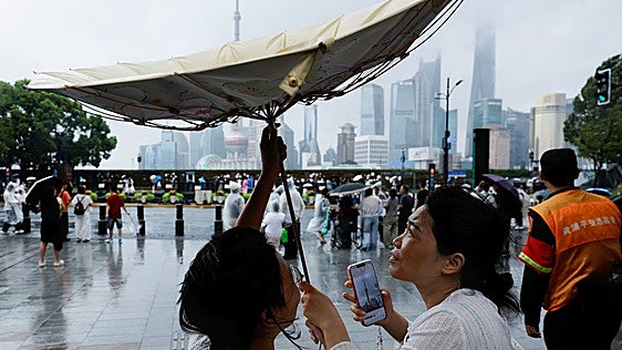 China activa la alerta máxima y evacúa a un millón de personas ante la llegada del tifón 'Dolphin'