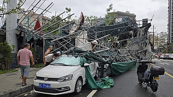 China afronta el envite de 'Delfín' con numerosos daños materiales