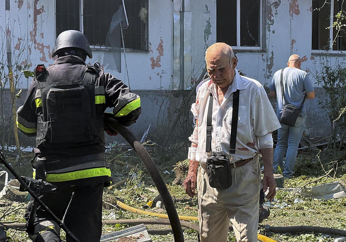 Un hombre mayor camina desorientado en medio de la devastación en Zaporiyia.