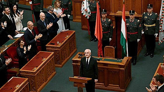 András Baka, la fuerza de la ley contra el ruido político en Hungría