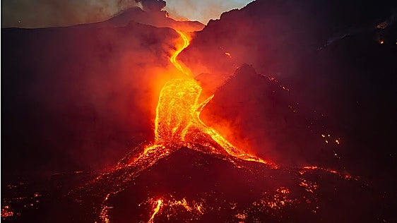 Las nubes de ceniza del Etna colapsan aeropuertos de Sicilia llenos de turistas
