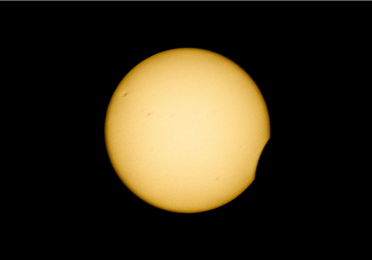 Imagen del inicio del elclipse tomada en Asten, Países Bajos.