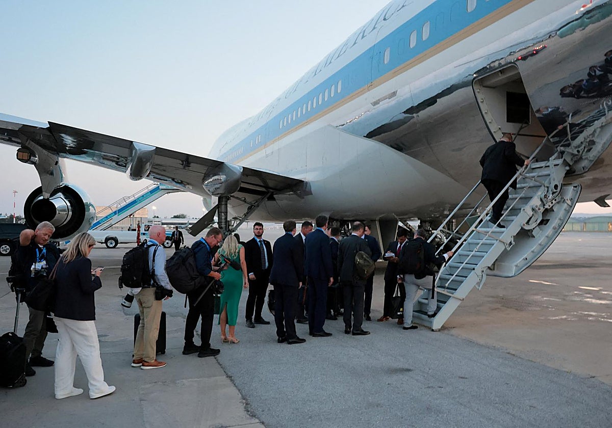 Periodistas y personal de la Casa Blanca abordan el Air Force One en Ankara.