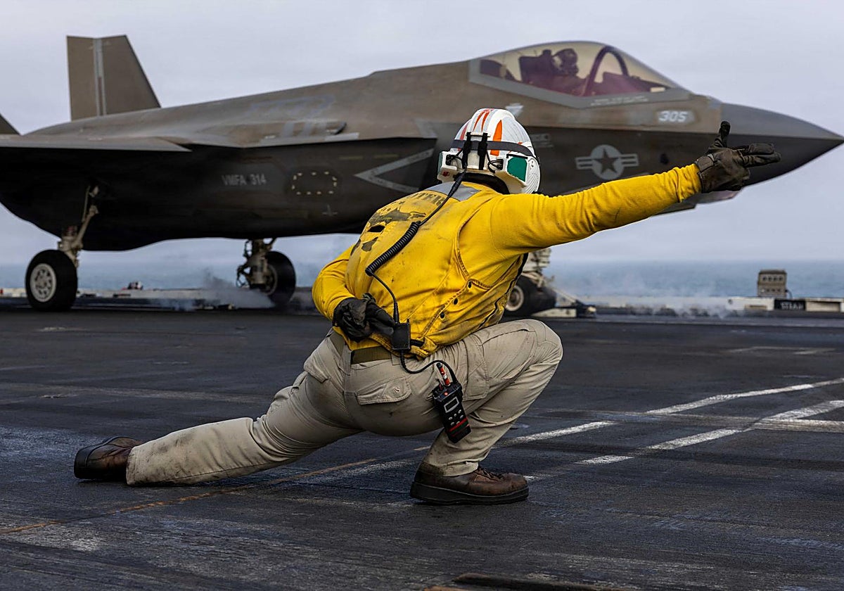 Un avión despega del 'USS Abraham Lincoln' con rumbo hacia Irán.