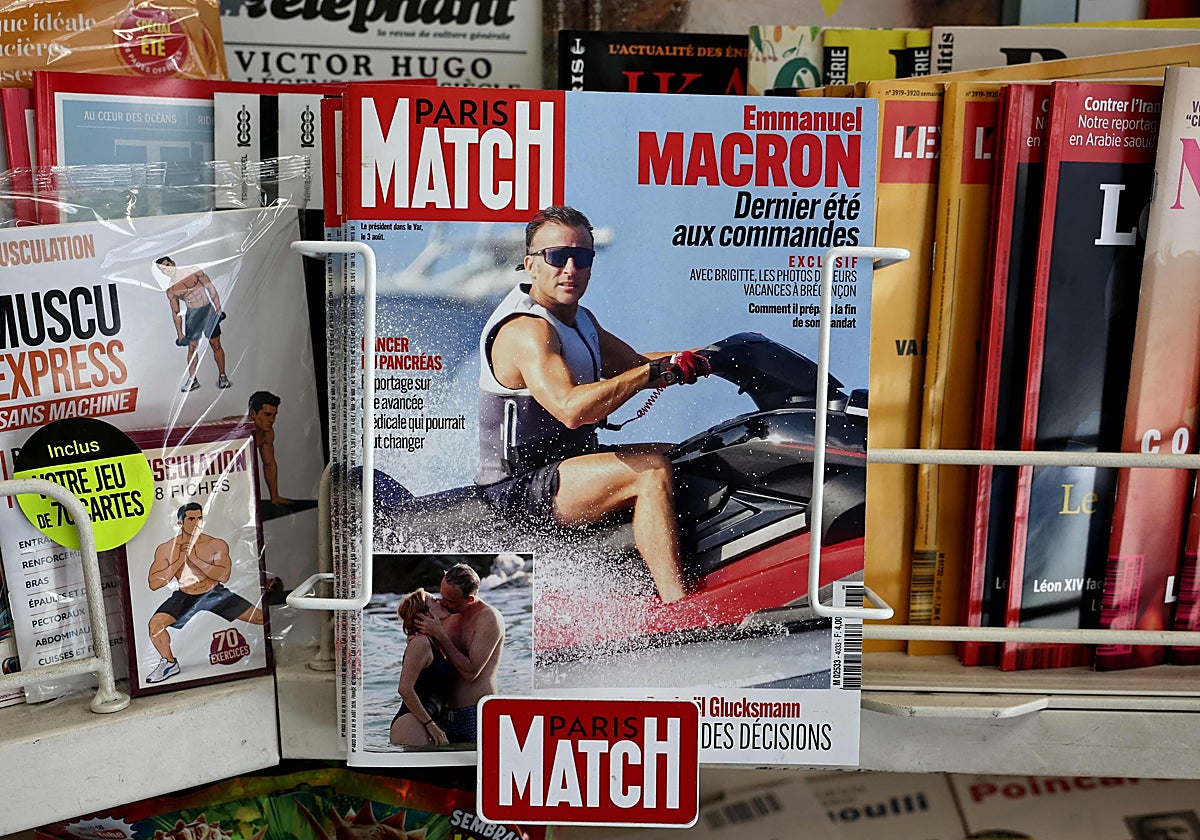 Portada de 'Paris Match' en la que aparece Macron en moto acuática.
