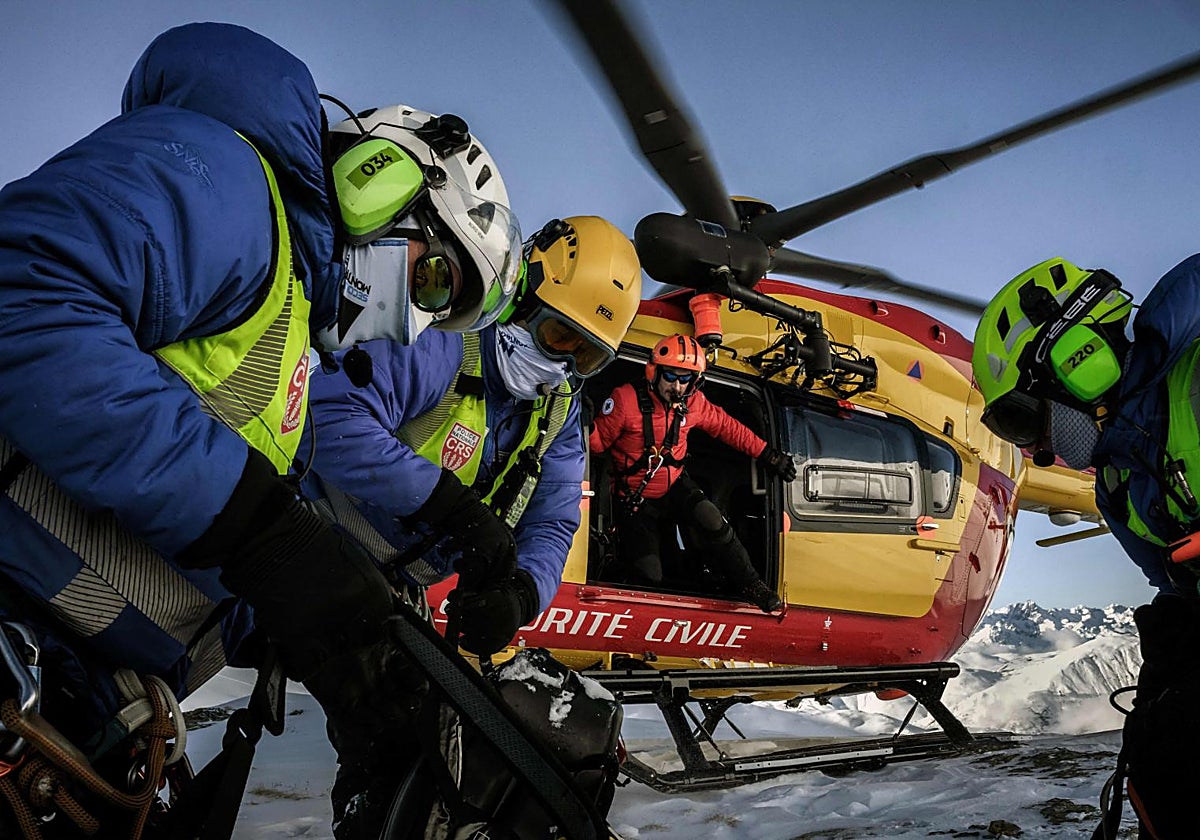 Un grupo de rescatadores alpinos, en este caso del lado suizo.