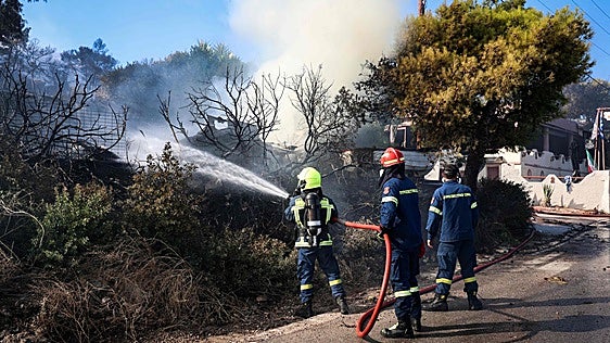 Un incendio en la isla griega de Salamina se cobra al menos dos vidas