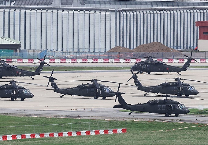 Helicópteros de EE UU aguardan a participar en los ejercicios militares.