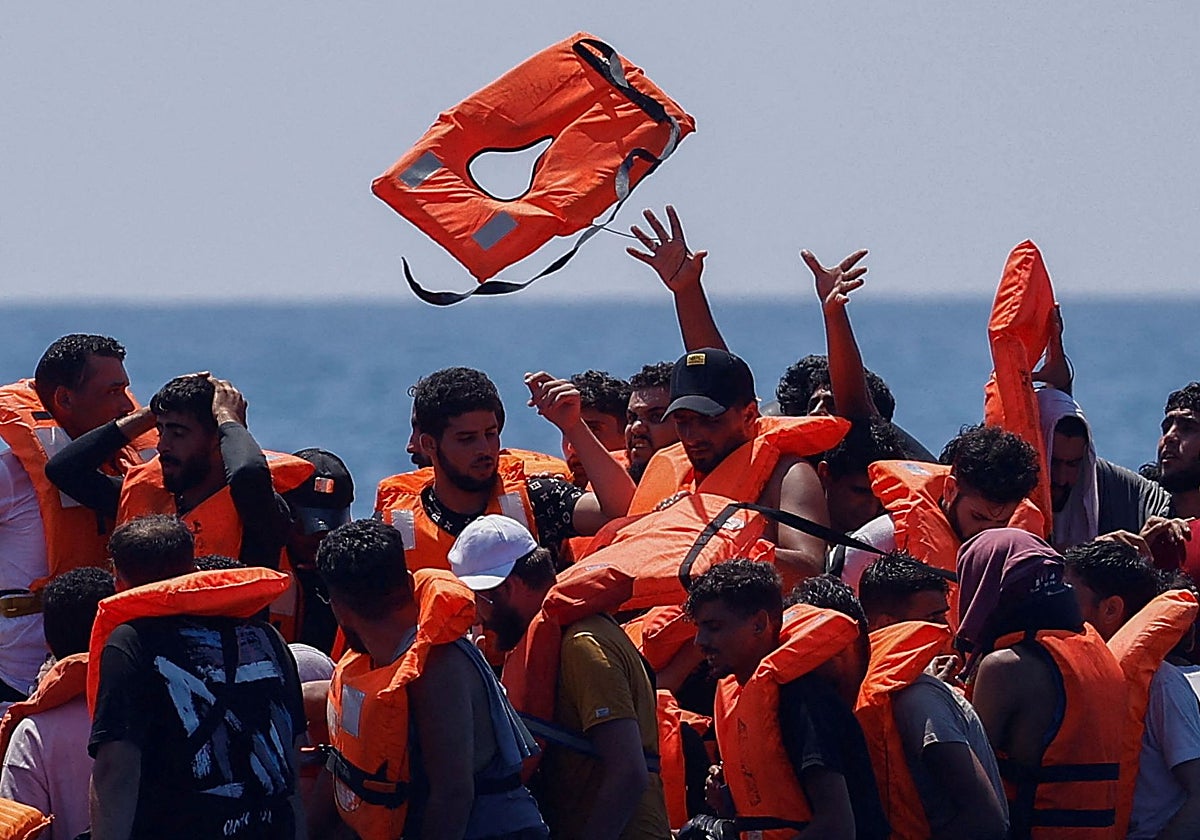 Migrantes en una barca en aguas internacionales al sur de Lampedusa.