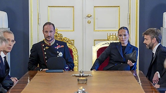 Haakon VIII hereda una Corona en horas bajas