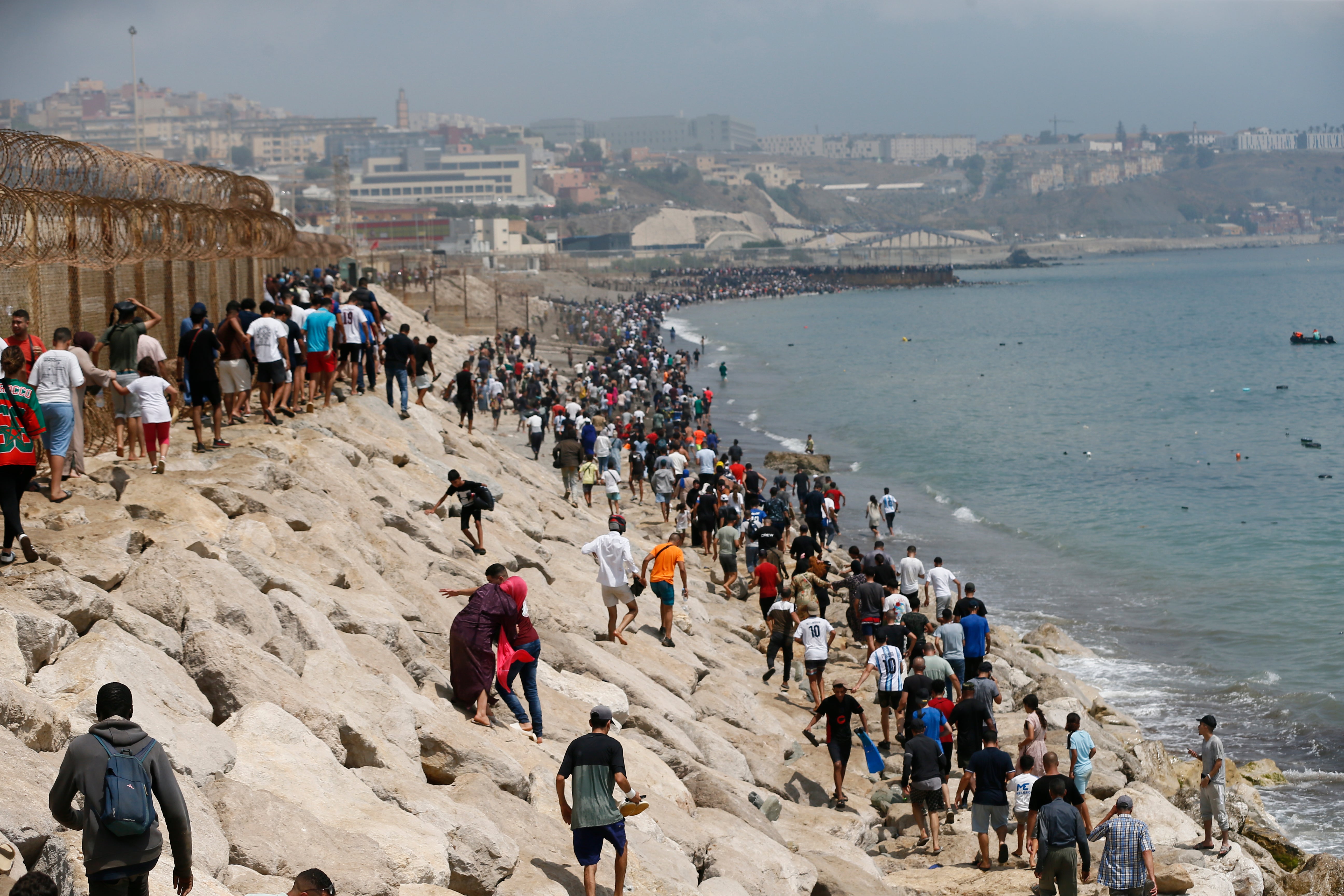 Miles de jóvenes marroquíes llegaban el jueves 30 de julio a la frontera entre Castillejos (Marruecos) y Ceuta para tratar de cruzar la valla que separa las dos ciudades.