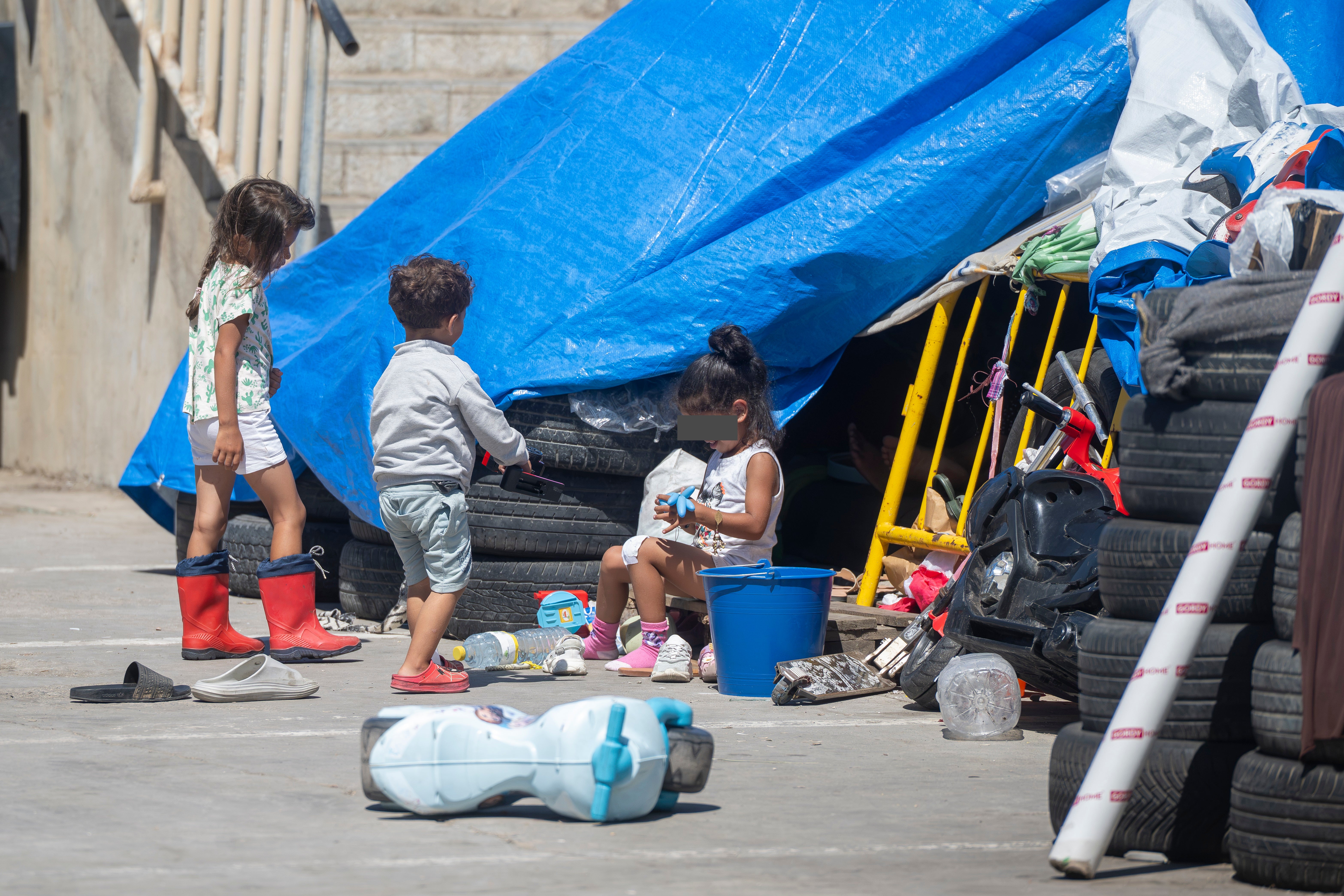 Niños en la calle en Ceuta, a mediados de agosto, tras el salto masivo a la valla.