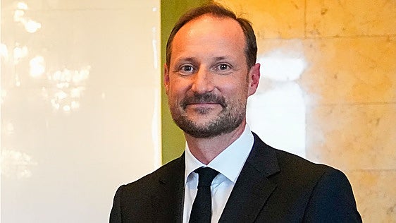 Haakon VIII pide a los noruegos  defender la libertad incluso «con la vida» en su primer discurso como rey