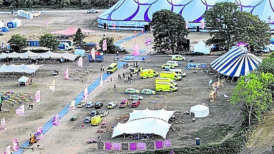 Un muerto y seis heridos tras caer un cartel en un festival de música cristiana en Inglaterra