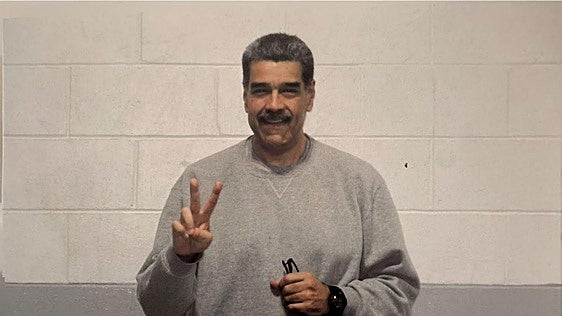 Maduro publica dos fotos suyas en prisión y advierte que sigue «firme»