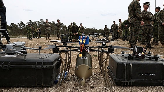 Maniquíes desmembrados, olor a putrefacción y bolsas de cadáveres; así se entrena el ejército sueco para una guerra con Rusia