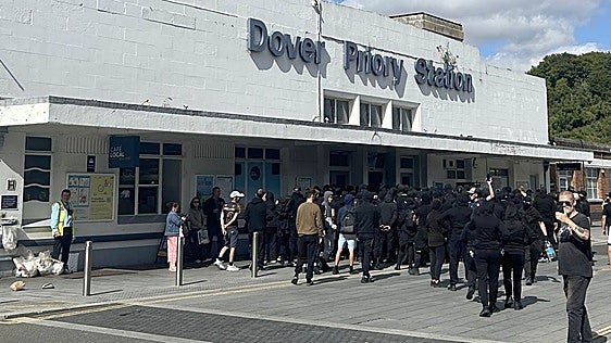 Encapuchados bloquean el puerto de Dover en una protesta antiinmigración
