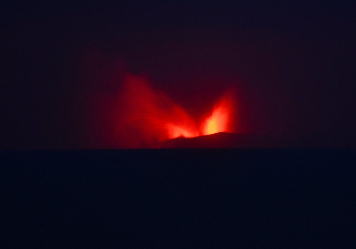 La erupción de un volcán en Indonesia cierra ocho aeropuertos y deja varados a 150.000 viajeros
