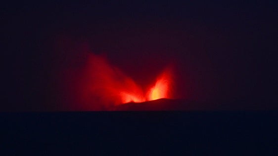 La erupción de un volcán en Indonesia cierra ocho aeropuertos y deja varados a 150.000 viajeros