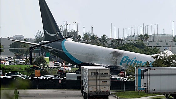 Al menos cinco muertos al salirse de la pista un avión de carga en Miami