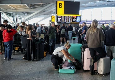 Los pasajeros esperan en Heathrow a recibir información sobre la reanudación de sus vuelos.