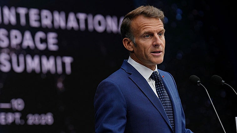 Macron pide ambición a Europa para lanzar la primera nave espacial habitada en 2035