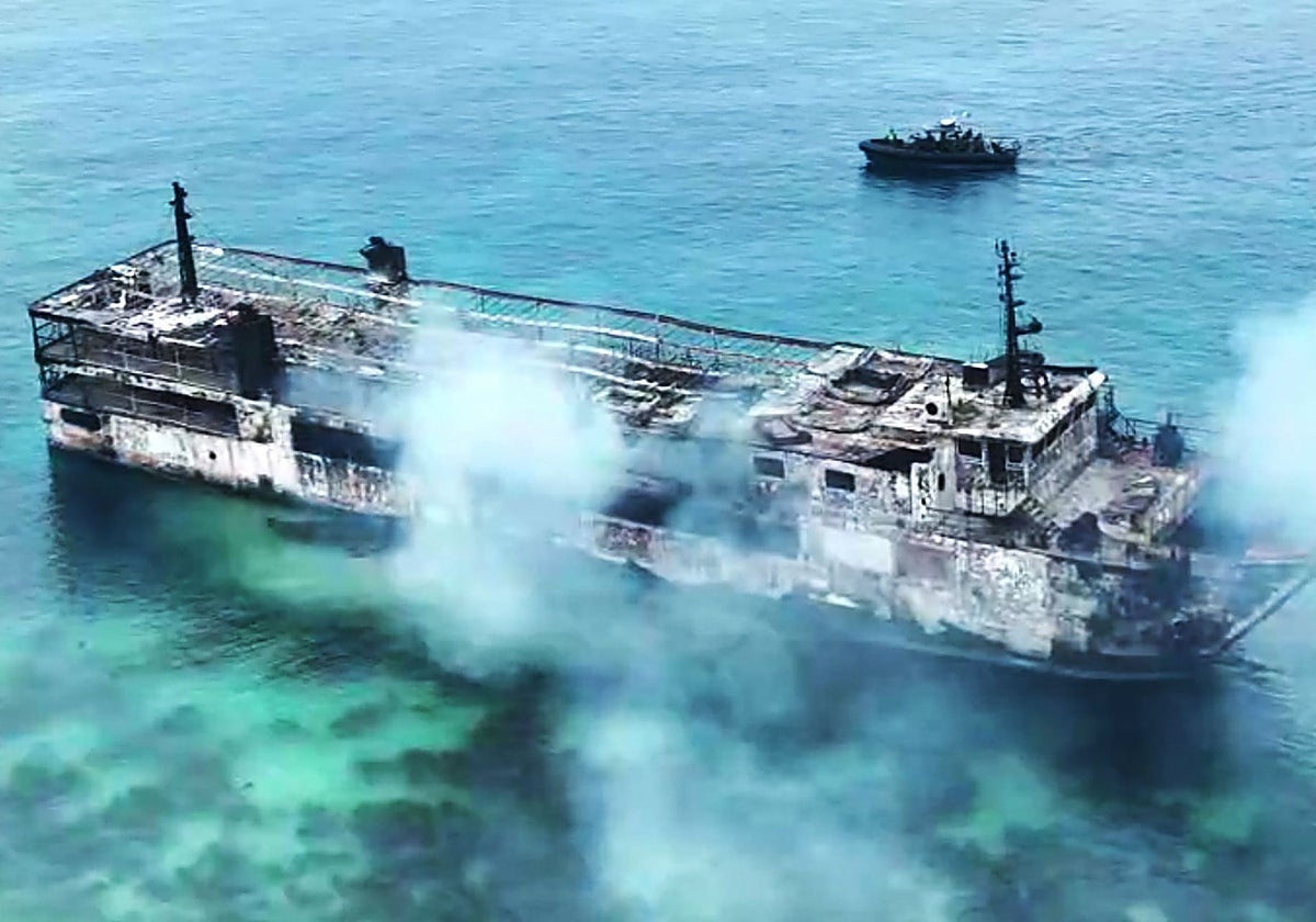 Filipinas busca a 86 desaparecidos en el incendio de un ferry que deja al menos 5 muertos