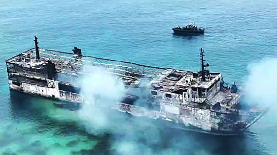 Filipinas busca a 86 desaparecidos en el incendio de un ferry que deja al menos 5 muertos