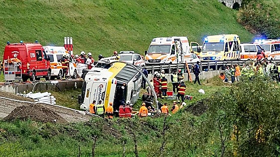 Varios muertos y heridos tras volcar un autobús en Suiza