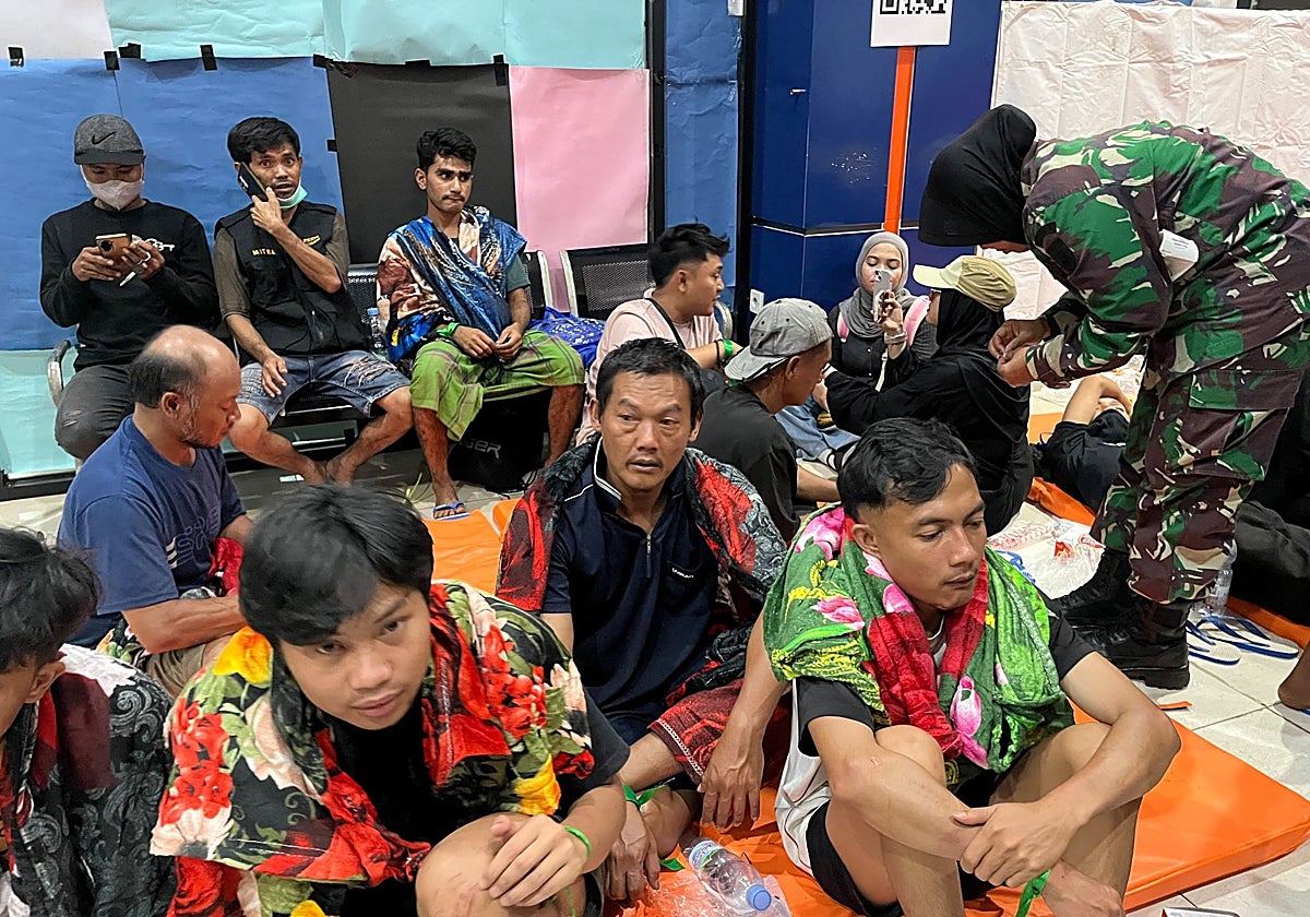Al menos 6 muertos y más de 100 desaparecidos tras naufragar un ferry en el mar de Java