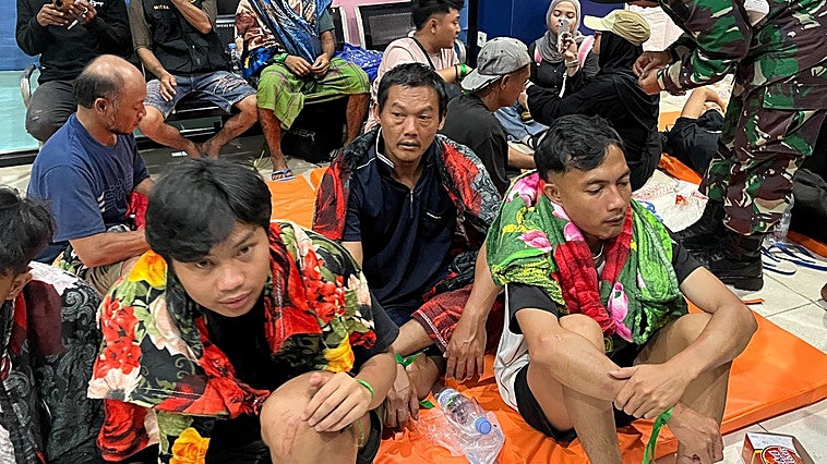 Al menos 6 muertos y más de 100 desaparecidos tras naufragar un ferry en el mar de Java