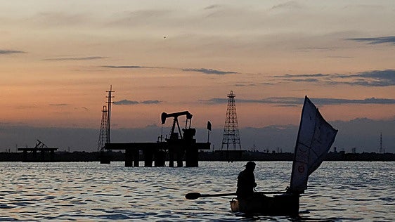EE UU toma el control total del petróleo de Venezuela y se queda con el dinero de sus ventas