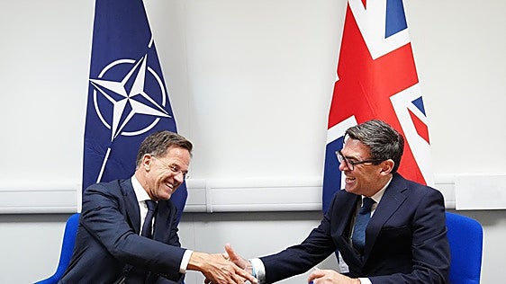 Burnham garantiza a Rutte el compromiso británico con la OTAN