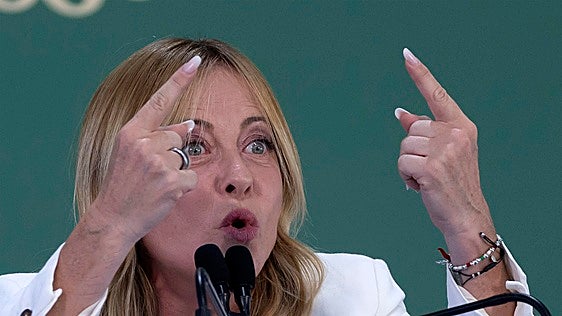 Meloni limitará el número de migrantes por aula y prohibirá el burka y el niqab en las escuelas de Italia