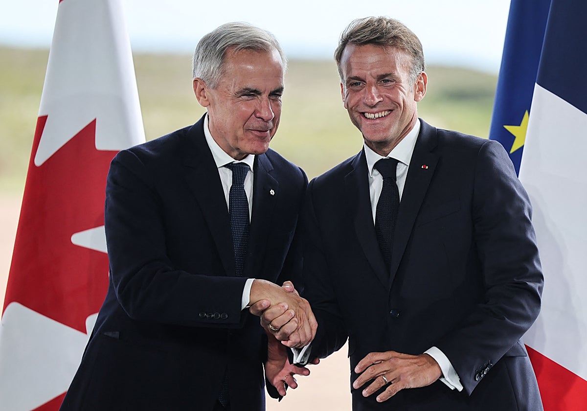 Carney y Macron se saludan durante su encuentro en las islas galas en Norteamérica.